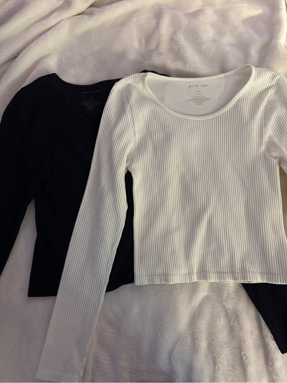 2-PACK of Ribbed Long Sleeve Tops in Black & White - Size S/M
